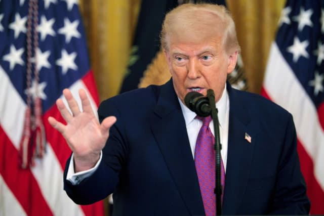 El presidente de Estados Unidos, Donald Trump, responde a preguntas durante un acto en el Salón Este de la Casa Blanca en Washington el 12 de junio de 2025. (Chip Somodevilla/Getty Images)