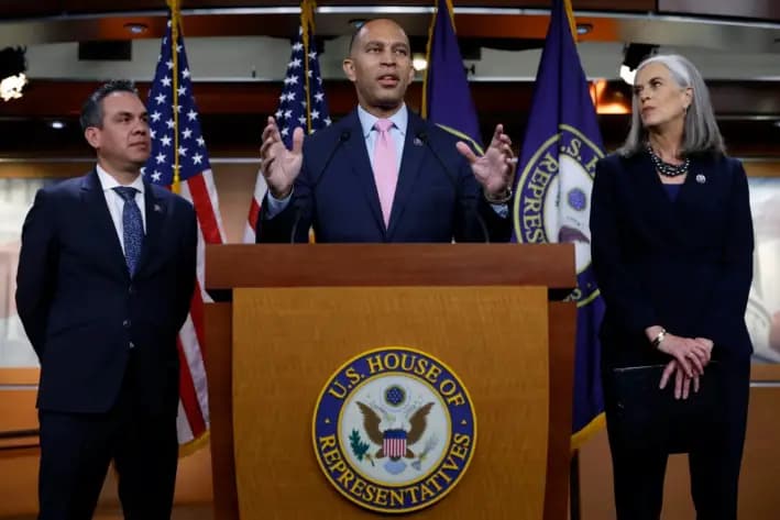 El representante Hakeem Jeffries (D-N.Y.) (centro) habla con la prensa junto al representante Pete Aguilar (D-Calif.) (izq.) y la representante Katherine Clark (D-Mass.) tras ser elegidos líderes demócratas de la Cámara de Representantes para el 118.º Congreso, en el Capitolio, el 30 de noviembre de 2022. (Chip Somodevilla/Getty Images)