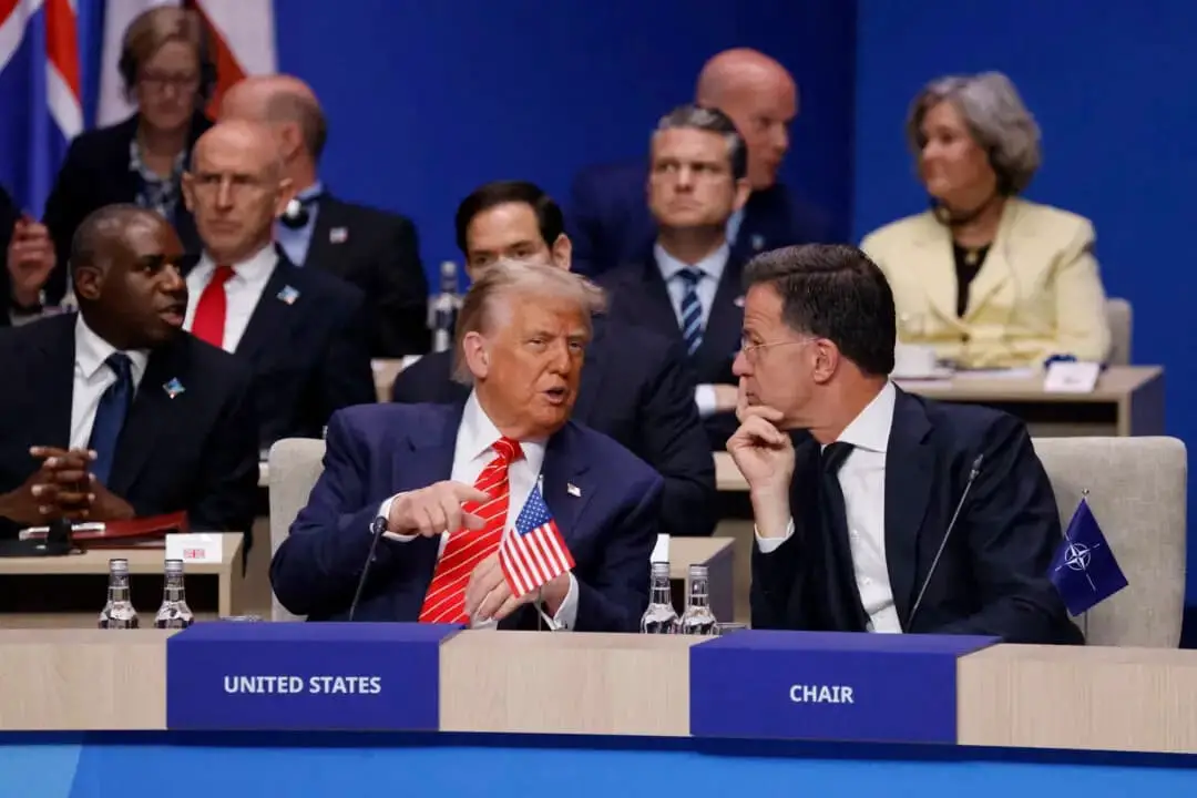 El presidente de EE. UU., Donald Trump, y el secretario general de la OTAN, Mark Rutte, hablan al comienzo de la cumbre de líderes de la OTAN en La Haya, Países Bajos, el 25 de junio de 2025. (Ludovic MARIN / AFP)
