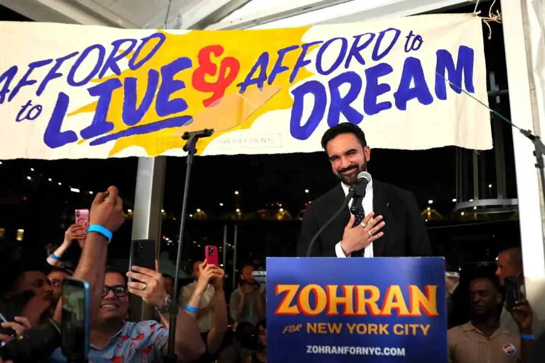 El candidato a la alcaldía de Nueva York, el representante estatal Zohran Mamdani (D-N.Y.), habla con sus seguidores durante una reunión electoral en The Greats of Craft LIC, en el barrio de Long Island City, en el distrito de Queens, en la ciudad de Nueva York, el 24 de junio de 2025. (Michael M. Santiago/Getty Images)
