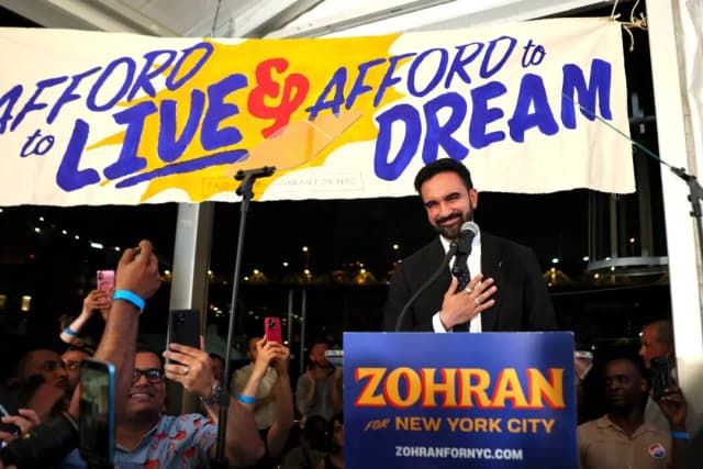 El candidato a la alcaldía de Nueva York, el representante estatal Zohran Mamdani (D-N.Y.), habla con sus seguidores durante una reunión electoral en The Greats of Craft LIC, en el barrio de Long Island City, en el distrito de Queens, en la ciudad de Nueva York, el 24 de junio de 2025. (Michael M. Santiago/Getty Images)
