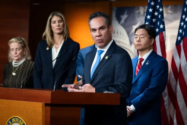 El representante Pete Aguilar (D-Calif.), acompañado por otros demócratas de la Cámara de Representantes, habla durante una reunión semanal en el Capitolio de EE. UU., el 19 de noviembre de 2024. (Madalina Vasiliu/The Epoch Times)
