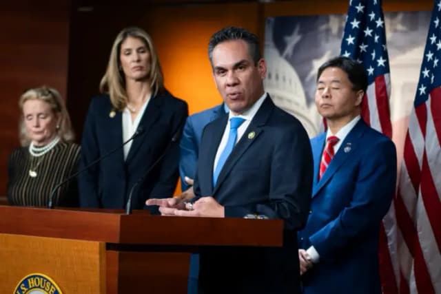 El representante Pete Aguilar (D-Calif.), acompañado por otros demócratas de la Cámara de Representantes, habla durante una reunión semanal en el Capitolio de EE. UU., el 19 de noviembre de 2024. (Madalina Vasiliu/The Epoch Times)