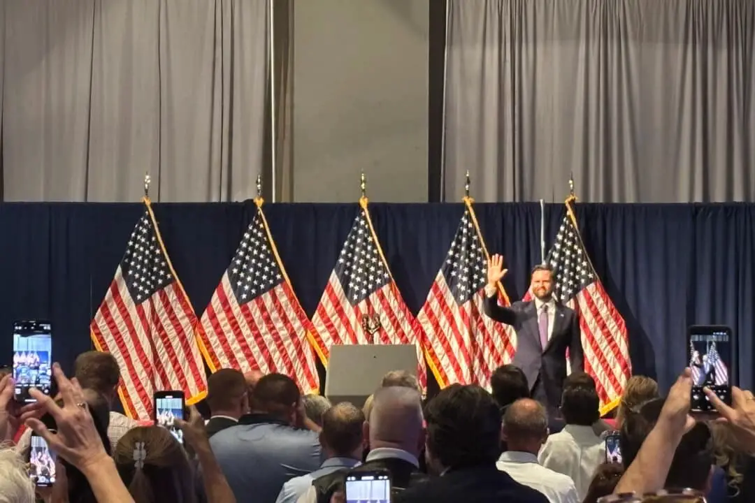 El vicepresidente JD Vance pronuncia un discurso en una cena del Partido Republicano de Ohio en Lima, Ohio, el 24 de junio de 2025. (Jeff Louderback/The Epoch Times)
