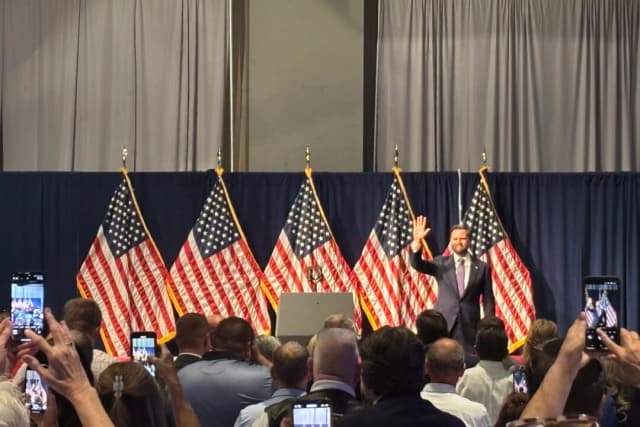 El vicepresidente JD Vance pronuncia un discurso en una cena del Partido Republicano de Ohio en Lima, Ohio, el 24 de junio de 2025. (Jeff Louderback/The Epoch Times)