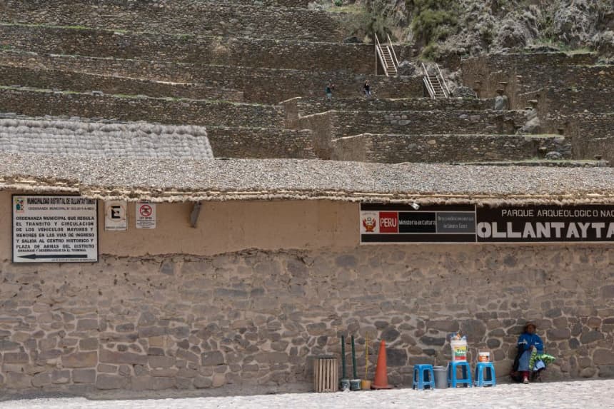 Una vista fuera de las ruinas incas de Ollantaytambo, en Cusco, Perú, el 28 de enero de 2023. (Cris Bouroncle/AFP vía Getty Images)