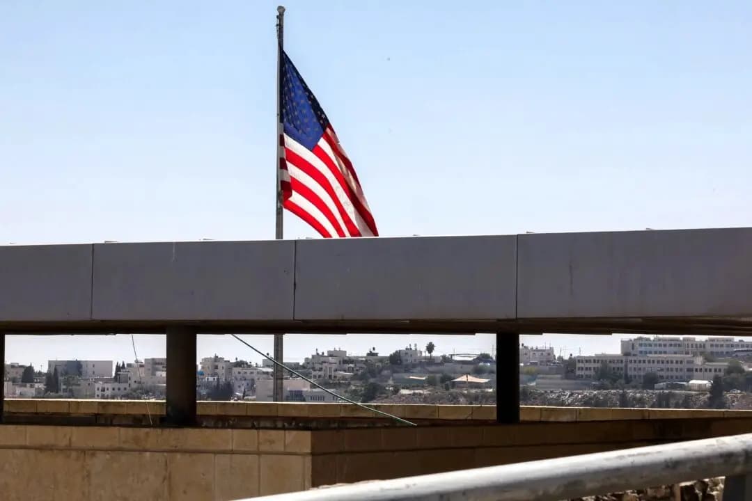 Una bandera estadounidense ondea en el complejo de la embajada de Estados Unidos en Jerusalén el 27 de septiembre de 2023. (Ahmad Gharabli/AFP a través de Getty Images)
