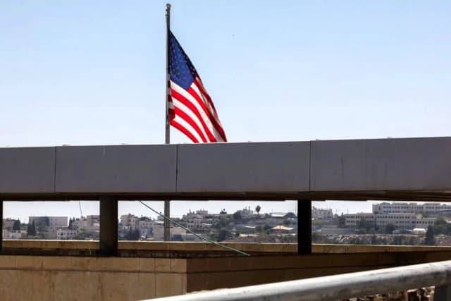 Una bandera estadounidense ondea en el complejo de la embajada de Estados Unidos en Jerusalén el 27 de septiembre de 2023. (Ahmad Gharabli/AFP a través de Getty Images)
