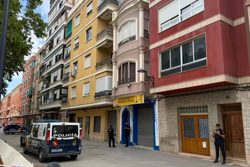 Agentes de la Policía Nacional aguardan ante la vivienda donde un hombre de 34 años ha asesinado presuntamente a su mujer y a su hijo de 3 años en la localidad de Algemesí (Valencia). Imagen de archivo. EFE/Raquel Segura