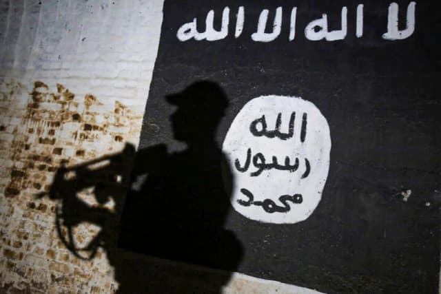 Un mural con el logotipo del grupo terrorista ISIS en la aldea de Albu Sayf, Irak, el 1 de marzo de 2017. (Ahmad Al-Rubaye/AFP a través de Getty Images)