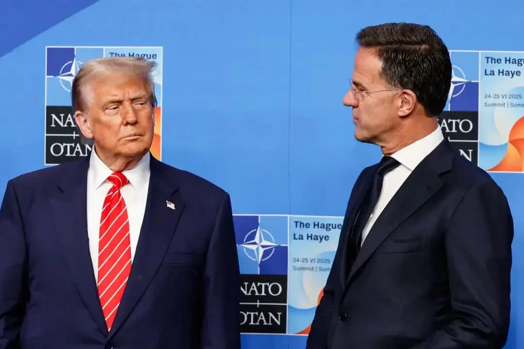El presidente Donald Trump (izquierda) es recibido por el secretario general de la OTAN, Mark Rutte, en la cumbre de la OTAN en La Haya, Países Bajos, el 25 de junio de 2025. (Geert Vanden Wijngaert/AP)