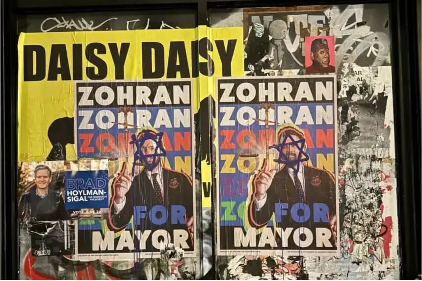 Carteles de apoyo a Zohran Mamdani en la zona de Cooper Square de Manhattan, Nueva York, el 18 de junio de 2025. Arjun Singh/The Epoch Times