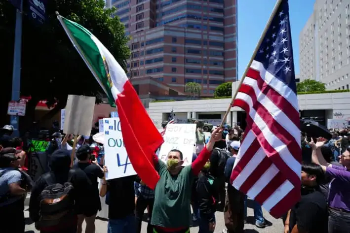 Manifestantes protestan contra las operaciones de Inmigración y Control de Aduanas, en Los Ángeles, el 10 de junio de 2025. (Damian Dovarganes/AP Photo)
