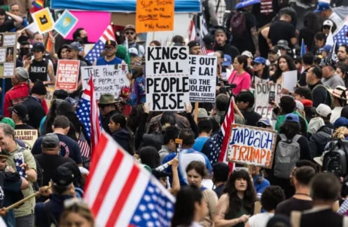 Manifestantes se reúnen para la protesta No Kings, en Los Ángeles, el 14 de junio de 2025. (John Fredricks/The Epoch Times)