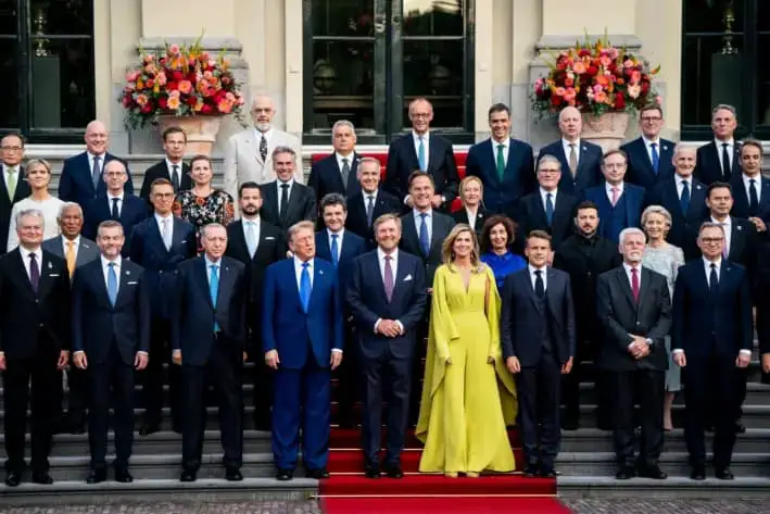 Los líderes de los países de la OTAN, entre ellos el presidente de Turquía, Recep Tayyip Erdogan (3.º por la izq.), el presidente de Estados Unidos, Donald Trump (4.º por la izq.), el presidente de Francia, Emmanuel Macron (3.º por der.), y el secretario general de la OTAN, Mark Rutte (detrás, centro), posan con el rey Guillermo Alejandro (centro, izquierda) y la reina Máxima (centro, derecha) de los Países Bajos para una foto mientras asisten a una cena social en el Palacio Real Huis ten Bosch durante una cumbre de Jefes de Estado y de gobierno de la OTAN, en La Haya, el 24 de junio de 2025. (Haiyun Jiang/Pool/AFP vía Getty Images)
