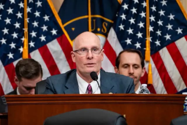 El presidente del Comité Selecto de la Cámara de Representantes sobre el Partido Comunista Chino (PCCh), el representante John Moolenaar (R-Mich.), preside una audiencia en Washington, el 5 de marzo de 2025. (Madalina Vasiliu/The Epoch Times)