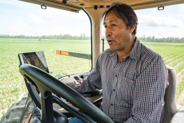 El titular de la tarjeta verde José Delores Mondragón maneja un tractor en Mencer Farms, en Lake Village, Arkansas, el 29 de abril de 2025. (Samira Bouaou/The Epoch Times).