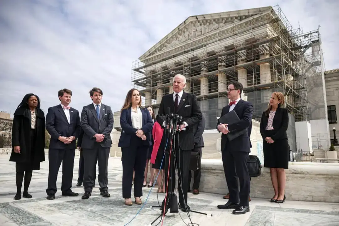 El gobernador de Carolina del Sur, Henry McMaster (C), habla en una rueda de prensa frente a la Corte Suprema de los Estados Unidos mientras los magistrados escuchan los argumentos orales en el caso Medina contra Planned Parenthood South Atlantic, en Washington, el 2 de abril de 2025. (Kayla Bartkowski/Getty Images)
