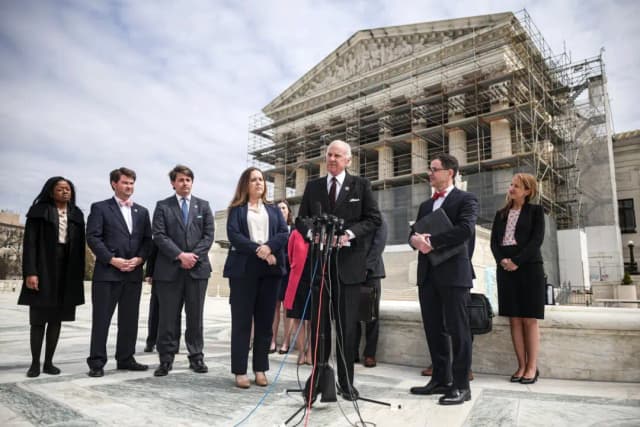 El gobernador de Carolina del Sur, Henry McMaster (C), habla en una rueda de prensa frente a la Corte Suprema de los Estados Unidos mientras los magistrados escuchan los argumentos orales en el caso Medina contra Planned Parenthood South Atlantic, en Washington, el 2 de abril de 2025. (Kayla Bartkowski/Getty Images)
