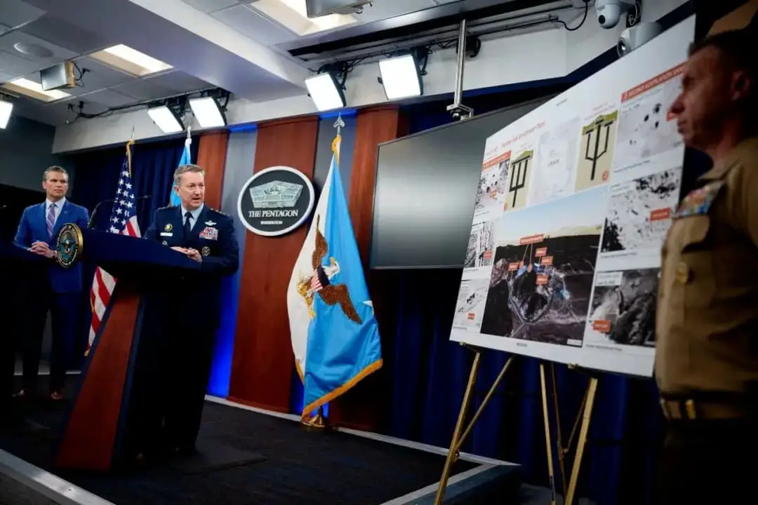 El presidente del Estado Mayor Conjunto, general de la Fuerza Aérea Dan Caine (segundo por la izquierda), acompañado por el secretario de Defensa Pete Hegseth (izquierda), habla durante una rueda de prensa en el Pentágono, en Arlington (Virginia), el 26 de junio de 2025. (Andrew Harnik/Getty Images)
