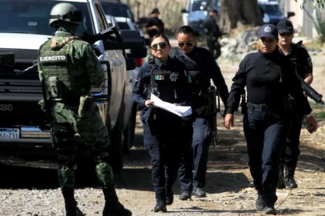 Miembros del ejército y la policía mexicana trabajan en el lugar de un ataque con explosivos contra una patrulla policial en Tlajomulco de Zúñiga, un suburbio de la ciudad de Guadalajara, Jalisco, México, el 12 de julio de 2023. (Ulises Ruiz/AFP vía Getty Images)