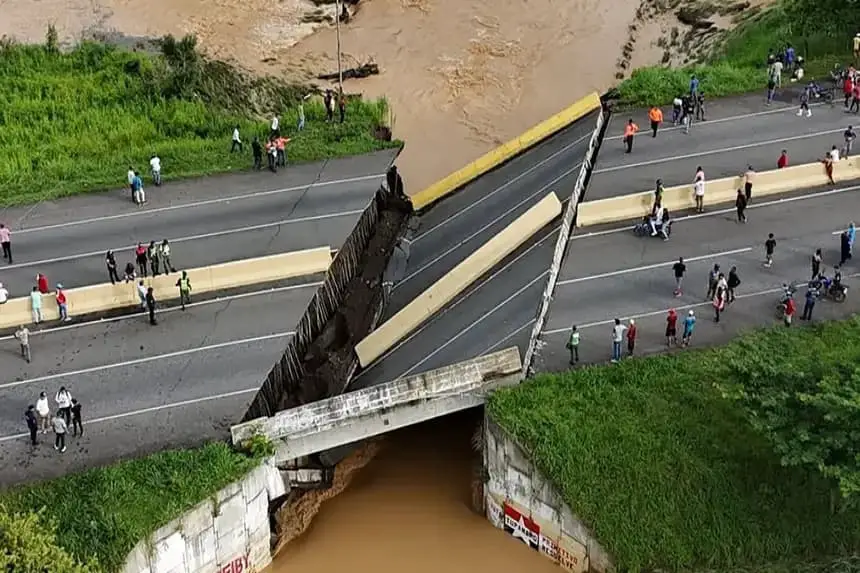 Fotografía tomada de la red social X de la cuenta oficial del Ministerio del Poder Popular para el Ecosocialismo @MINECPortuguesa que muestra un puente colapsado por las fuertes lluvias este miércoles, 25 de junio de 2025, en Ospino (Venezuela). EFE/@minecportuguesa