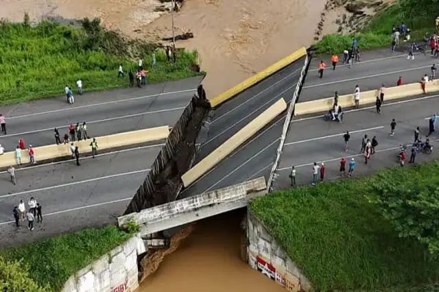 Fotografía tomada de la red social X de la cuenta oficial del Ministerio del Poder Popular para el Ecosocialismo @MINECPortuguesa que muestra un puente colapsado por las fuertes lluvias este miércoles, 25 de junio de 2025, en Ospino (Venezuela). EFE/@minecportuguesa