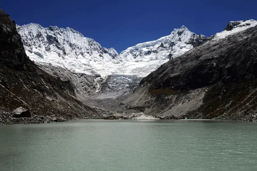 Fotografía tomada el 15 de septiembre de 2015 que muestra la masa de hielo y nieve casi desaparecida en el Glaciar Churup en la Cordillera Blanca, a 5000 metros (16,400 pies) sobre el nivel del mar, en el Parque Nacional Huascarán en Ancash, Perú. (Cris Bouroncle/AFP vía Getty Images)