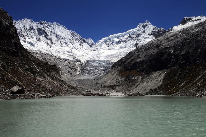 Fotografía tomada el 15 de septiembre de 2015 que muestra la masa de hielo y nieve casi desaparecida en el Glaciar Churup en la Cordillera Blanca, a 5000 metros (16,400 pies) sobre el nivel del mar, en el Parque Nacional Huascarán en Ancash, Perú. (Cris Bouroncle/AFP vía Getty Images)