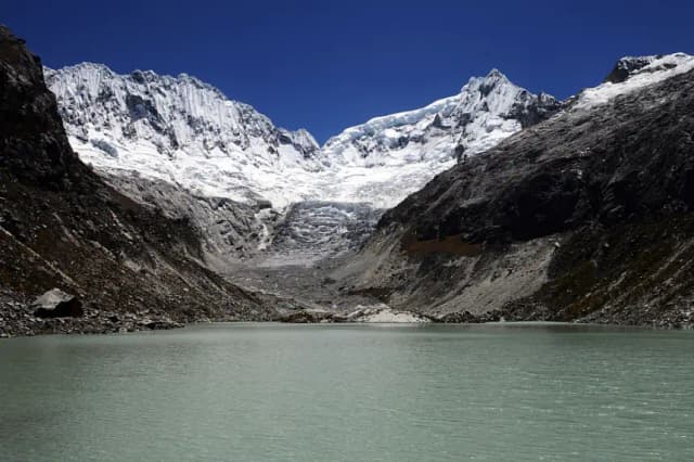 Fotografía tomada el 15 de septiembre de 2015 que muestra la masa de hielo y nieve casi desaparecida en el Glaciar Churup en la Cordillera Blanca, a 5000 metros (16,400 pies) sobre el nivel del mar, en el Parque Nacional Huascarán en Ancash, Perú. (Cris Bouroncle/AFP vía Getty Images)