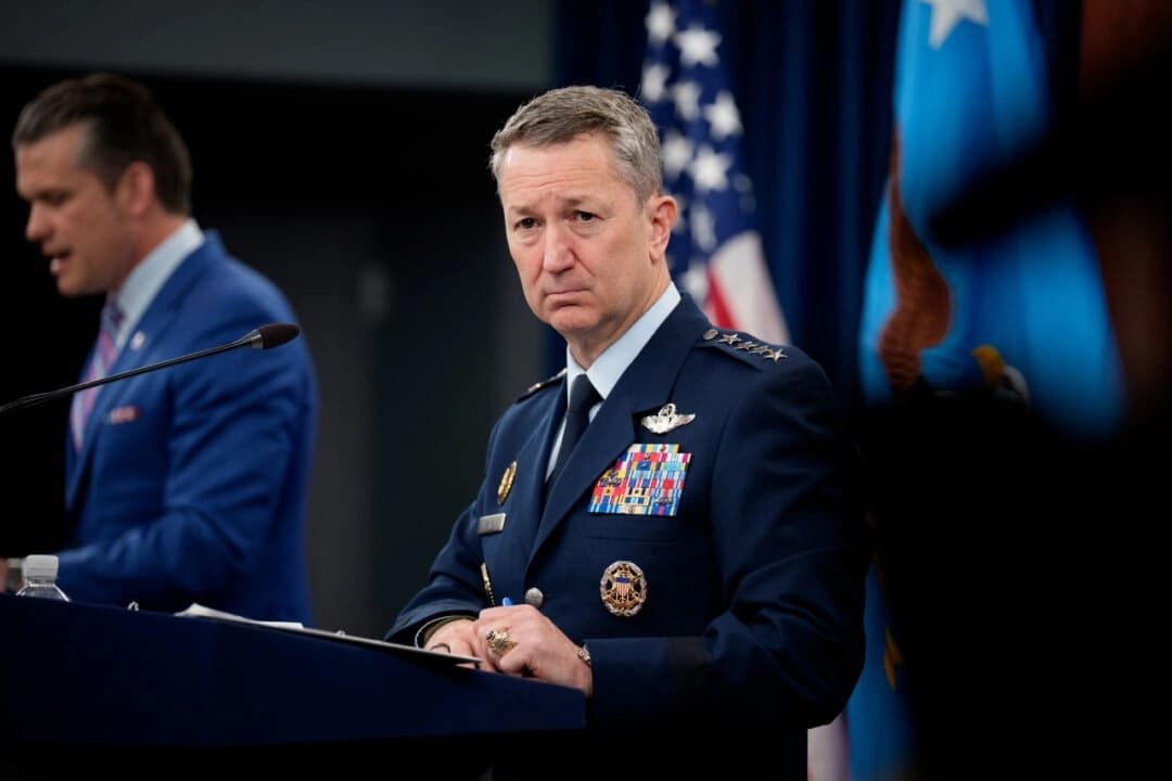 El secretario de Defensa, Pete Hegseth (izquierda), acompañado por el presidente del Estado Mayor Conjunto, el general de la Fuerza Aérea Dan Caine (derecha), habla durante una rueda de prensa en el Pentágono, en Arlington (Virginia), el 26 de junio de 2025. (Andrew Harnik/Getty Images)