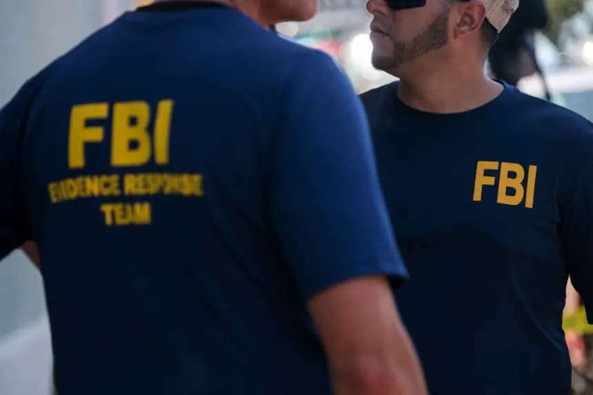Miembros del FBI son vistos en San Juan, Puerto Rico, el 11 de abril de 2023. (Ricardo Arduengo/AFP vía Getty Images)