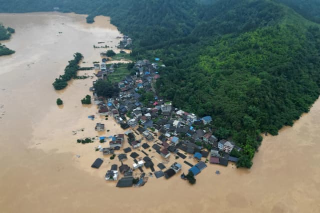 Una foto aérea muestra los edificios inundados en Rongjiang, en el suroeste de la provincia de Guizhou, China, el 24 de junio de 2025. (AFP via Getty Images)