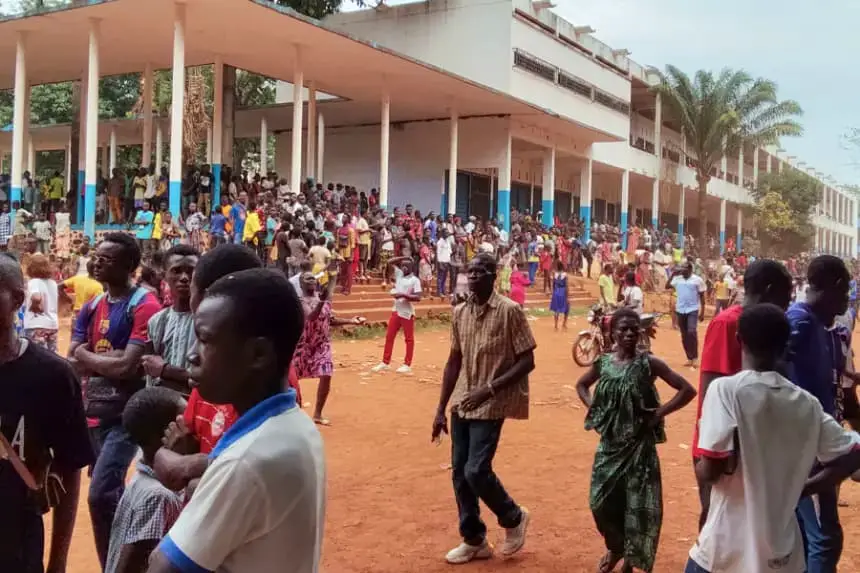 Una explosión de un transformador eléctrico en el liceo Barthélemy Boganda, en Bangui, capital de la República Centroafricana (RCA), provocó una estampida que dejó 29 estudiantes muertos y múltiples heridos. EFE/ Jean Fernand Koena