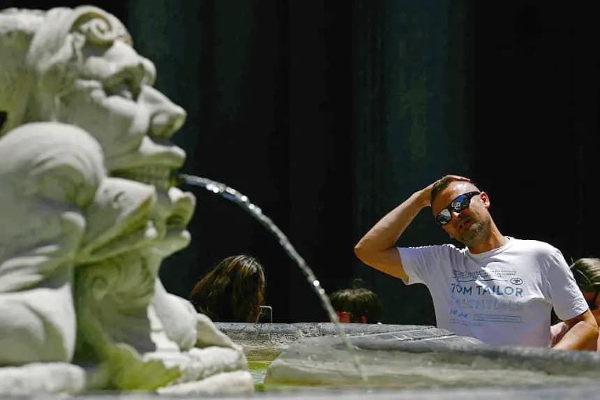 Un hombre se refresca en una fuente cerca del Panteón durante un caluroso día de verano en Roma (Italia), el 26 de junio de 2025. (Filippo Monteforte/AFP vía Getty Images)