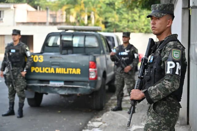 Agentes de la Policía Militar montan guardia cerca de la Escuela Cristiana Elliot Dover en Tegucigalpa (Honduras) el 7 de mayo de 2025. (Orlando Sierra/AFP vía Getty Images)