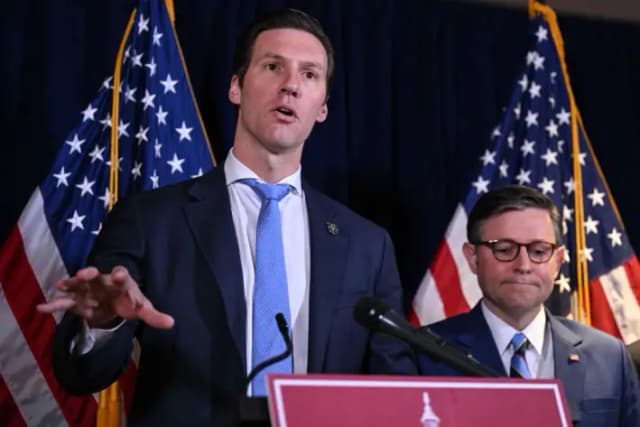 El representante estadounidense Pat Harrigan (R-N.C.) habla mientras el presidente de la Cámara de Representantes, Mike Johnson (R-La.), observa durante una conferencia de prensa tras una reunión a puerta cerrada con republicanos de la Cámara, en la oficina del Comité Nacional Republicano, en Washington, el 25 de marzo de 2025. (Drew Angerer/AFP vía Getty Images)