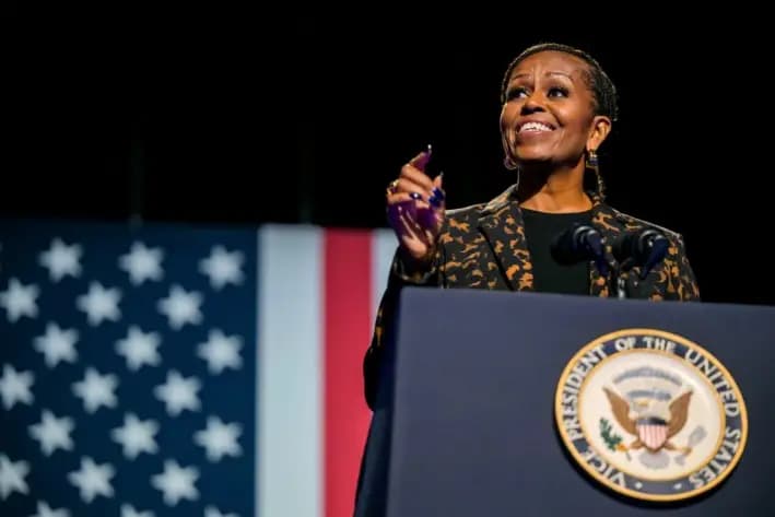 La exprimera dama Michelle Obama habla antes de la llegada de la candidata presidencial demócrata, la vicepresidenta Kamala Harris, durante un mitin de campaña en el Wings Event Center, en Kalamazoo, Michigan, el 26 de octubre de 2024. (Brandon Bell/Getty Images)