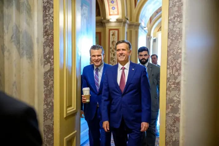 El secretario de Defensa, Pete Hegseth (izq.), y el director de la CIA, John Ratcliffe (centro), salen de una reunión con senadores sobre la situación en Irán en el Capitolio de Estados Unidos, el 26 de junio de 2025. (Andrew Harnik/Getty Images)