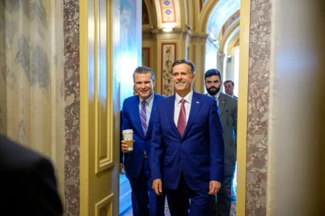 El secretario de Defensa, Pete Hegseth (izq.), y el director de la CIA, John Ratcliffe (centro), salen de una reunión con senadores sobre la situación en Irán en el Capitolio de Estados Unidos, el 26 de junio de 2025. (Andrew Harnik/Getty Images)