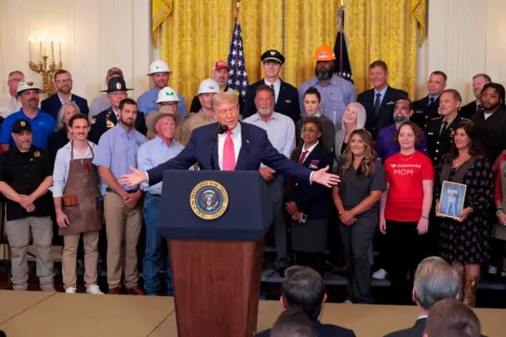 El presidente Donald Trump pronuncia un discurso durante el evento «One, Big, Beautiful» en la Sala Este de la Casa Blanca el 26 de junio de 2025. (Chip Somodevilla/Getty Images)