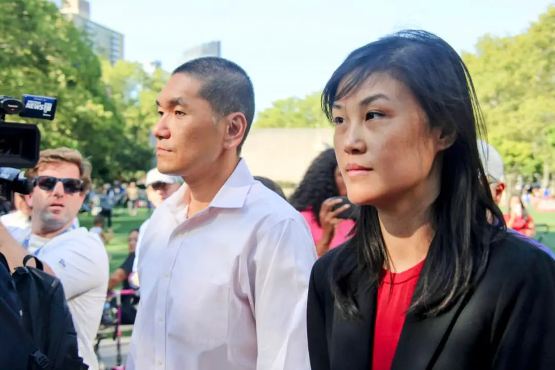 Linda Sun (derecha), exasesora de la gobernadora de Nueva York Kathy Hochul, y su marido, Chris Hu, salen del corte federal del distrito neoyorquino de Brooklyn el 3 de septiembre de 2024. (Huang Xiaotang/The Epoch Times).