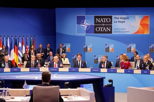 El presidente de Turquía, Recep Tayyip Erdogan (izq.), el primer ministro británico, Keir Starmer (segunda izq.), el presidente de Estados Unidos, Donald Trump (tercera izq.), el secretario general de la OTAN, Mark Rutte (centro), y el primer ministro de los Países Bajos, Dick Schoof (tercero der.), asisten a una cumbre de líderes de la OTAN en La Haya, Países Bajos, el 25 de junio de 2025. (Ludovic Marin/AFP vía Getty Images)