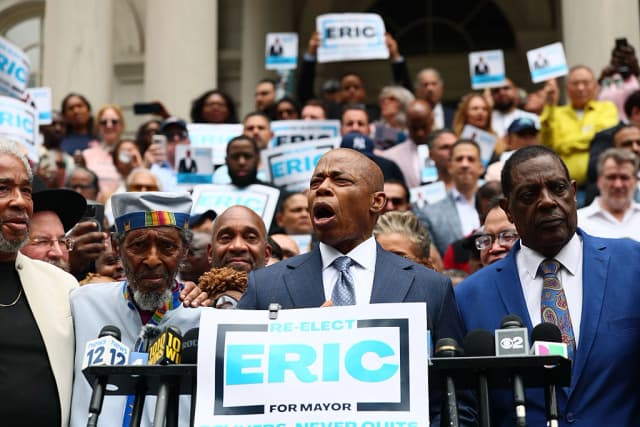 El alcalde de Nueva York, Eric Adams, habla durante una rueda de prensa en el Ayuntamiento de Nueva York el 26 de junio de 2025. (Michael M. Santiago/Getty Images).
