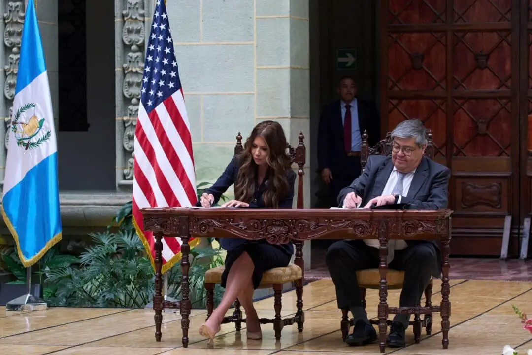 La secretaria de Seguridad Nacional de Estados Unidos, Kristi Noem (izquierda), y el ministro del Interior de Guatemala, Francisco Jiménez, firman un acuerdo sobre un programa de seguridad en el Palacio Nacional de la ciudad de Guatemala el 26 de junio de 2025. (Foto AP/Moises Castillo).