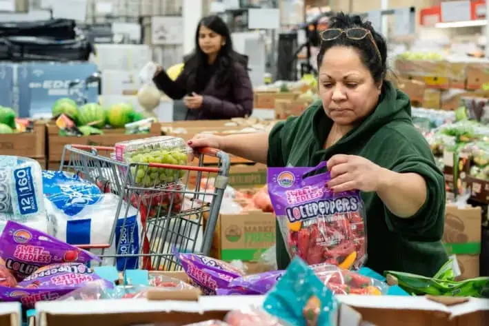 La gente compra comestibles en una tienda en Mount Laurel, Nueva Jersey, el 5 de febrero de 2025. (Samira Bouaou/The Epoch Times)
