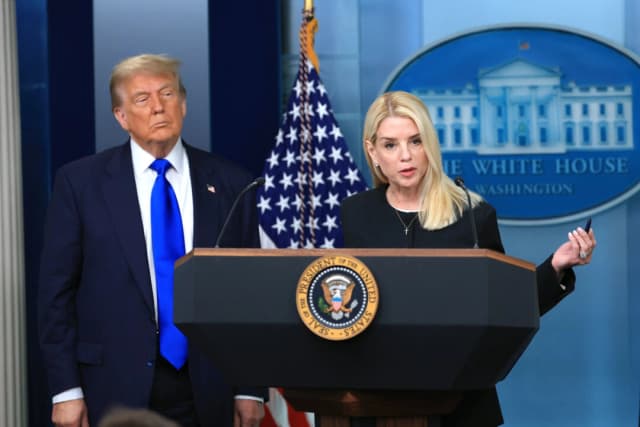 La fiscal general Pam Bondi habla junto al presidente Donald Trump sobre las recientes sentencias de la Corte Suprema en la sala de prensa de la Casa Blanca el 27 de junio de 2025. (Joe Raedle/Getty Images)