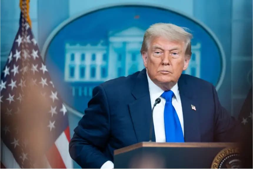El presidente Donald Trump habla con periodistas en la sala de prensa James S. Brady de la Casa Blanca el 27 de junio de 2025. Madalina Kilroy/The Epoch Times
