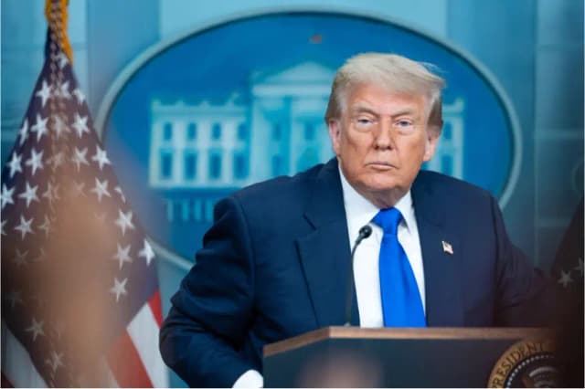 El presidente Donald Trump habla con periodistas en la sala de prensa James S. Brady de la Casa Blanca el 27 de junio de 2025. Madalina Kilroy/The Epoch Times