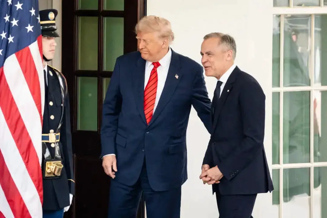El presidente de Estados Unidos, Donald Trump, saluda al primer ministro canadiense, Mark Carney, en la Casa Blanca, el 6 de mayo de 2025. (Madalina Vasiliu/The Epoch Times)